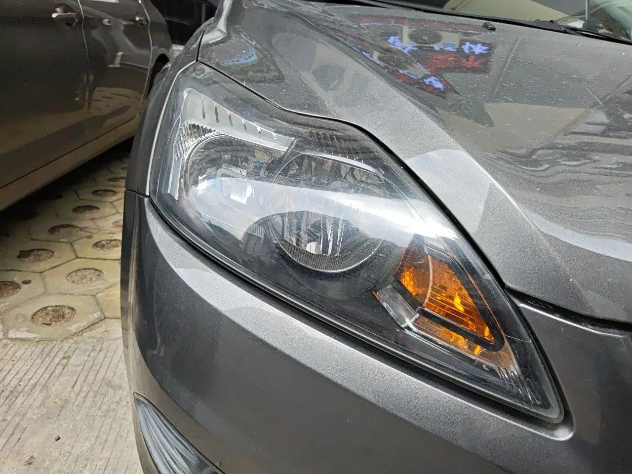 Ford Focus 2013 Hatchback Classic 1.8L Manual Base Model — миниатюра 7