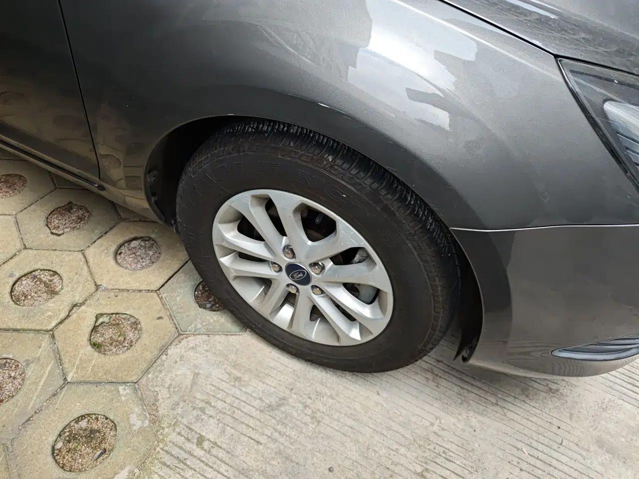 Ford Focus 2013 Hatchback Classic 1.8L Manual Base Model — миниатюра 8