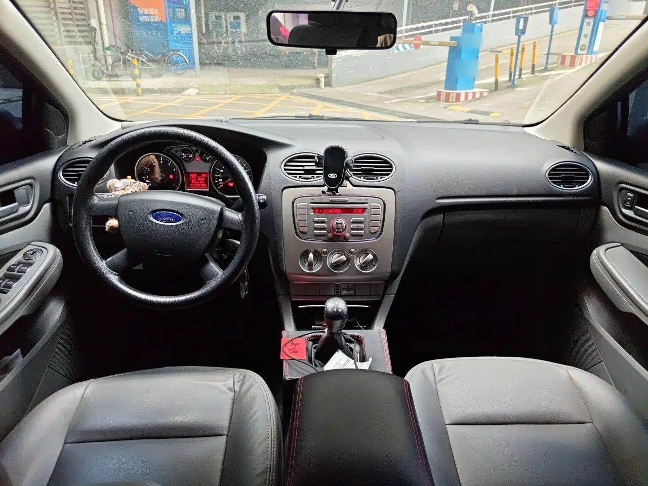 Ford Focus 2013 Hatchback Classic 1.8L Manual Base Model — миниатюра 9