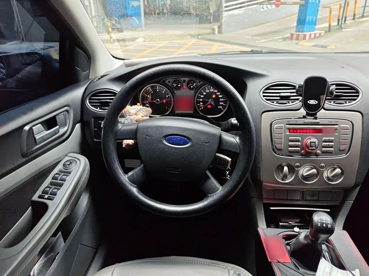 Ford Focus 2013 Hatchback Classic 1.8L Manual Base Model — миниатюра 10