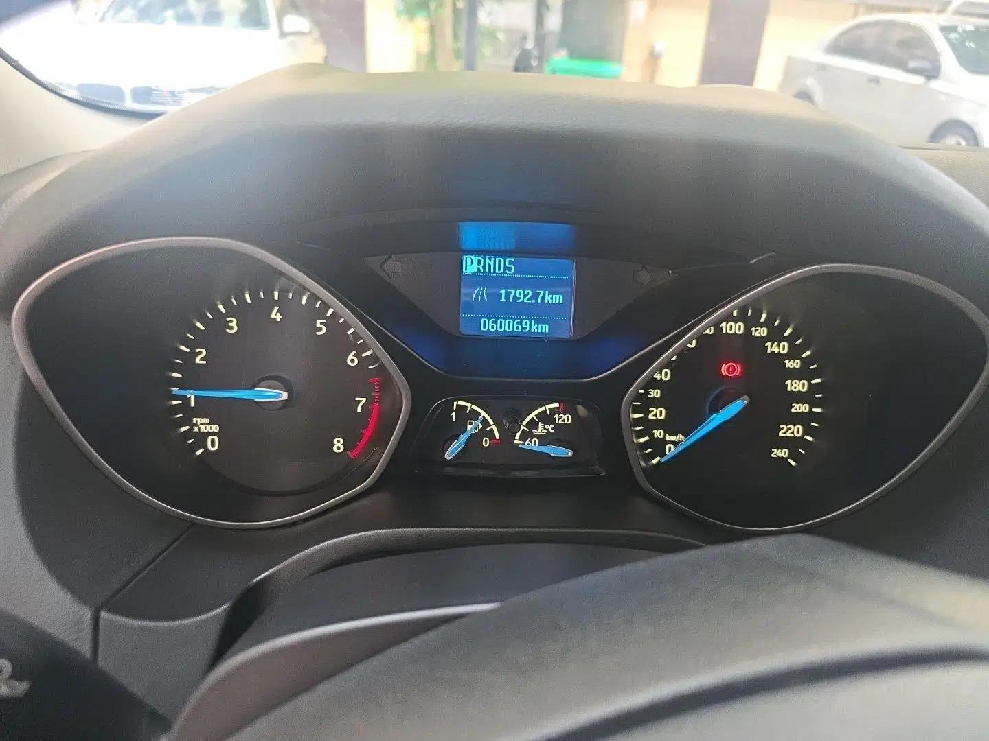 Ford Focus 2015 Hatchback 1.6L Automatic Comfort Model — миниатюра 11