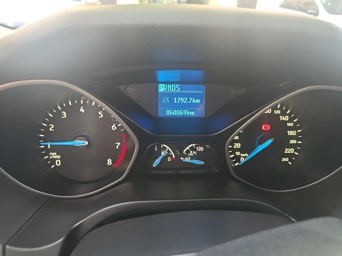Ford Focus 2015 Hatchback 1.6L Automatic Comfort Model — миниатюра 12