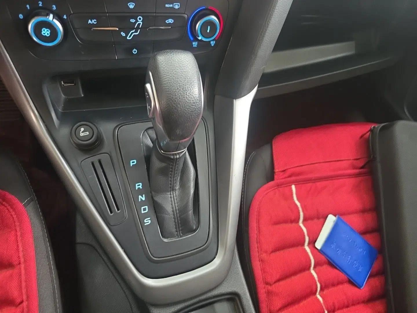 Ford Focus 2015 Hatchback 1.6L Automatic Comfort Model — миниатюра 14
