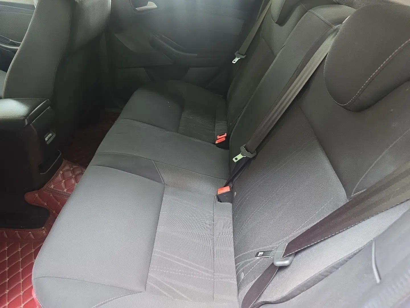 Ford Focus 2015 Hatchback 1.6L Automatic Comfort Model — миниатюра 17