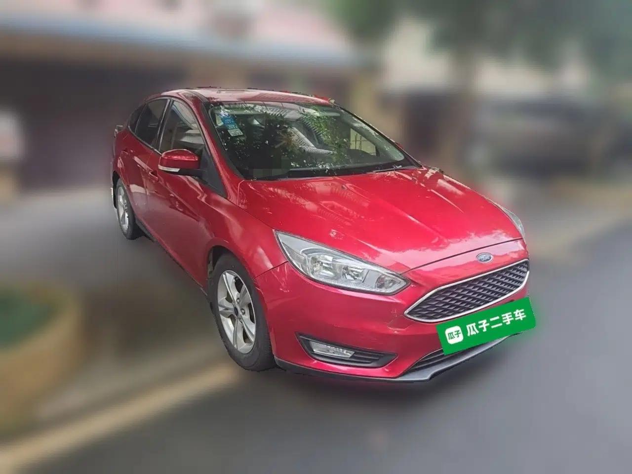 Ford Focus 2015 Hatchback 1.6L Automatic Comfort Model — миниатюра 3