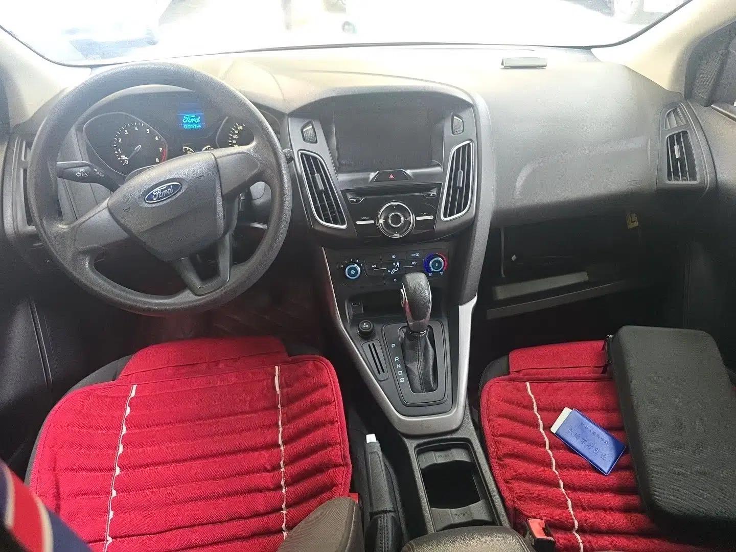 Ford Focus 2015 Hatchback 1.6L Automatic Comfort Model — миниатюра 9