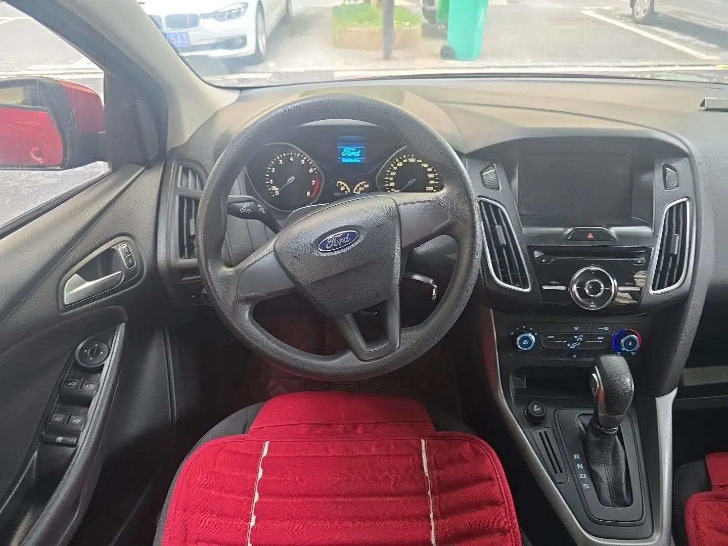 Ford Focus 2015 Hatchback 1.6L Automatic Comfort Model — миниатюра 10