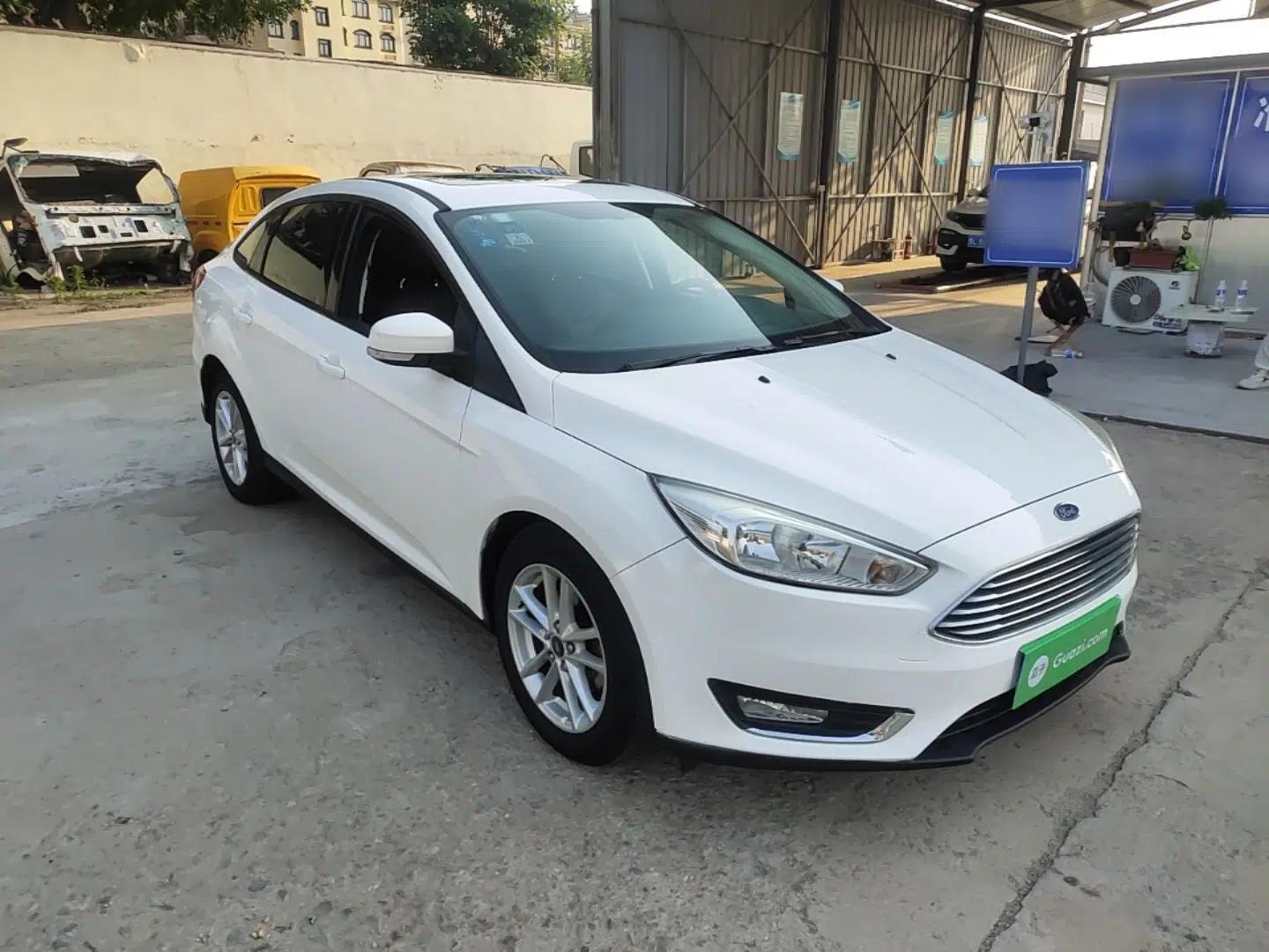Ford Focus 2017 Sedan EcoBoost 125 Automatic Supreme Style SmartDrive Edition — миниатюра 3