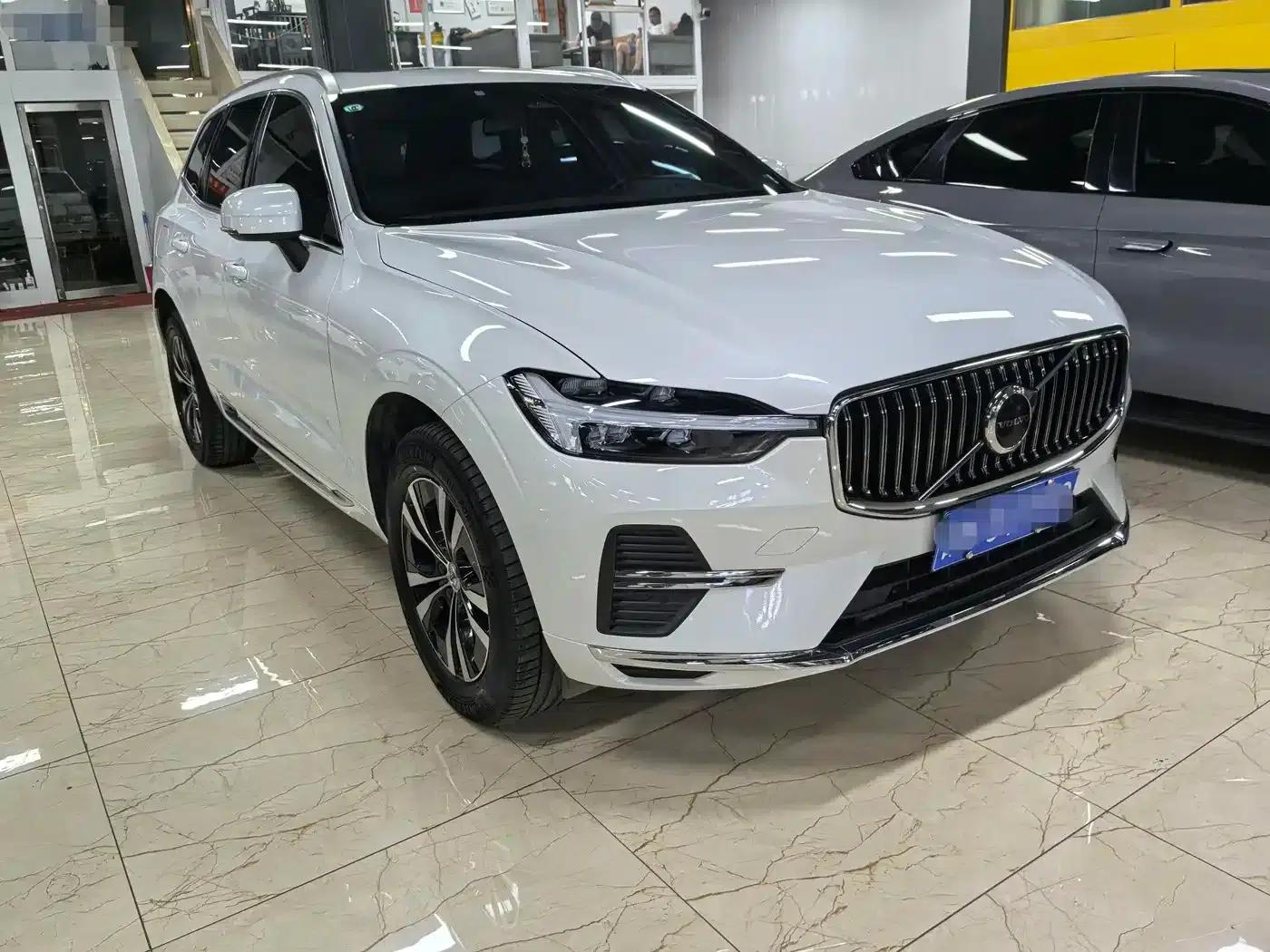 2023 Volvo XC60 B5 AWD Inscription Luxury Edition — миниатюра 3