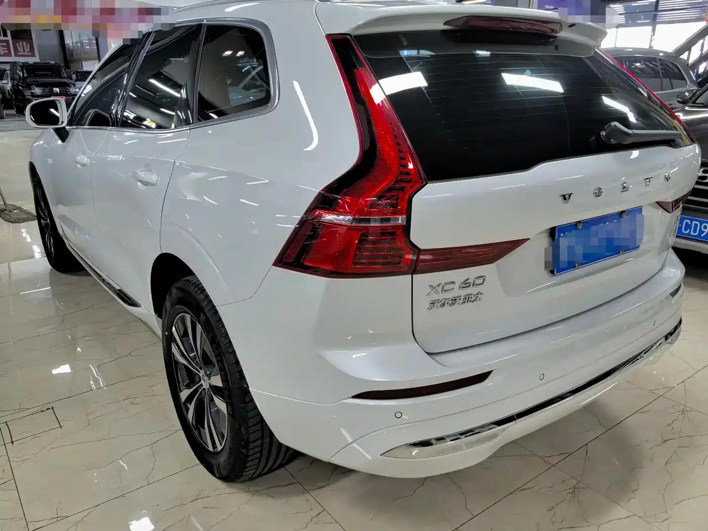 2023 Volvo XC60 B5 AWD Inscription Luxury Edition — миниатюра 4