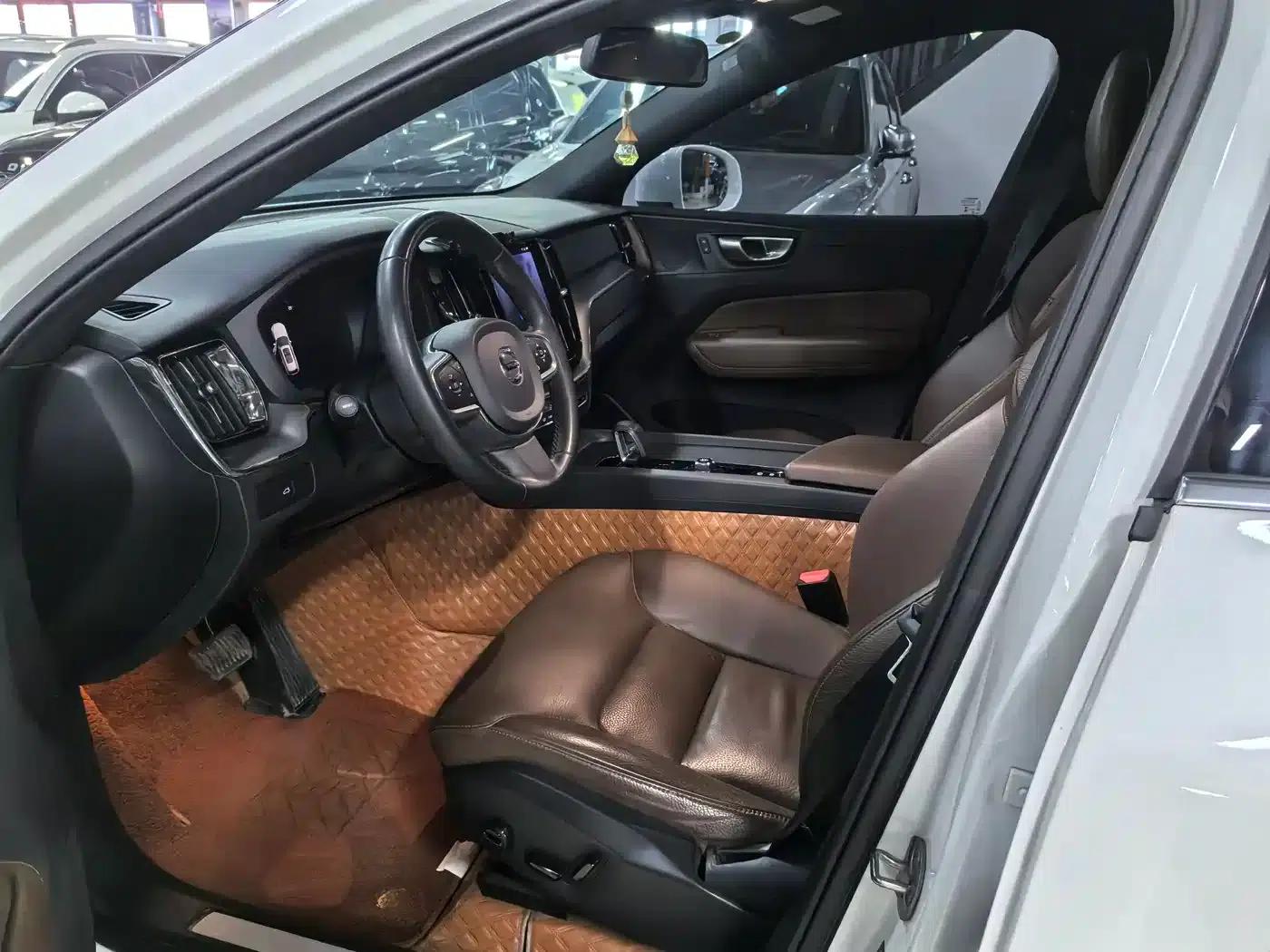 2023 Volvo XC60 B5 AWD Inscription Luxury Edition — миниатюра 7