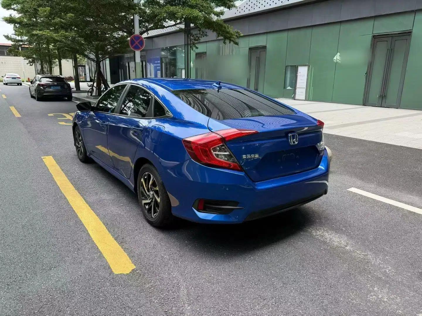 Honda Civic 2016 220TURBO CVT Luxury Edition — миниатюра 4