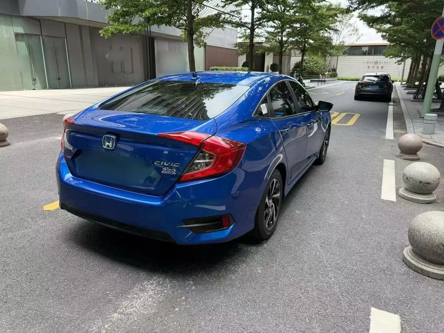 Honda Civic 2016 220TURBO CVT Luxury Edition — миниатюра 6