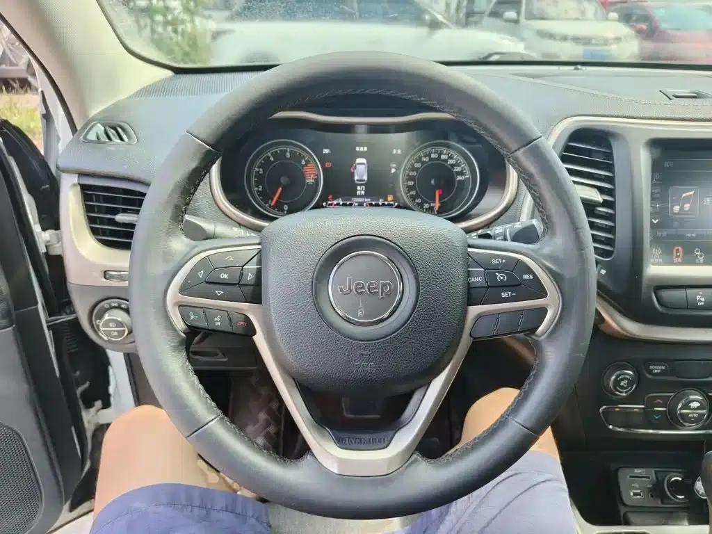 Jeep Cherokee 2016 2.0L Smart Edition — миниатюра 11