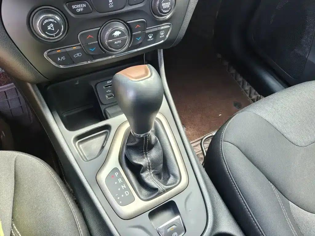 Jeep Cherokee 2016 2.0L Smart Edition — миниатюра 14