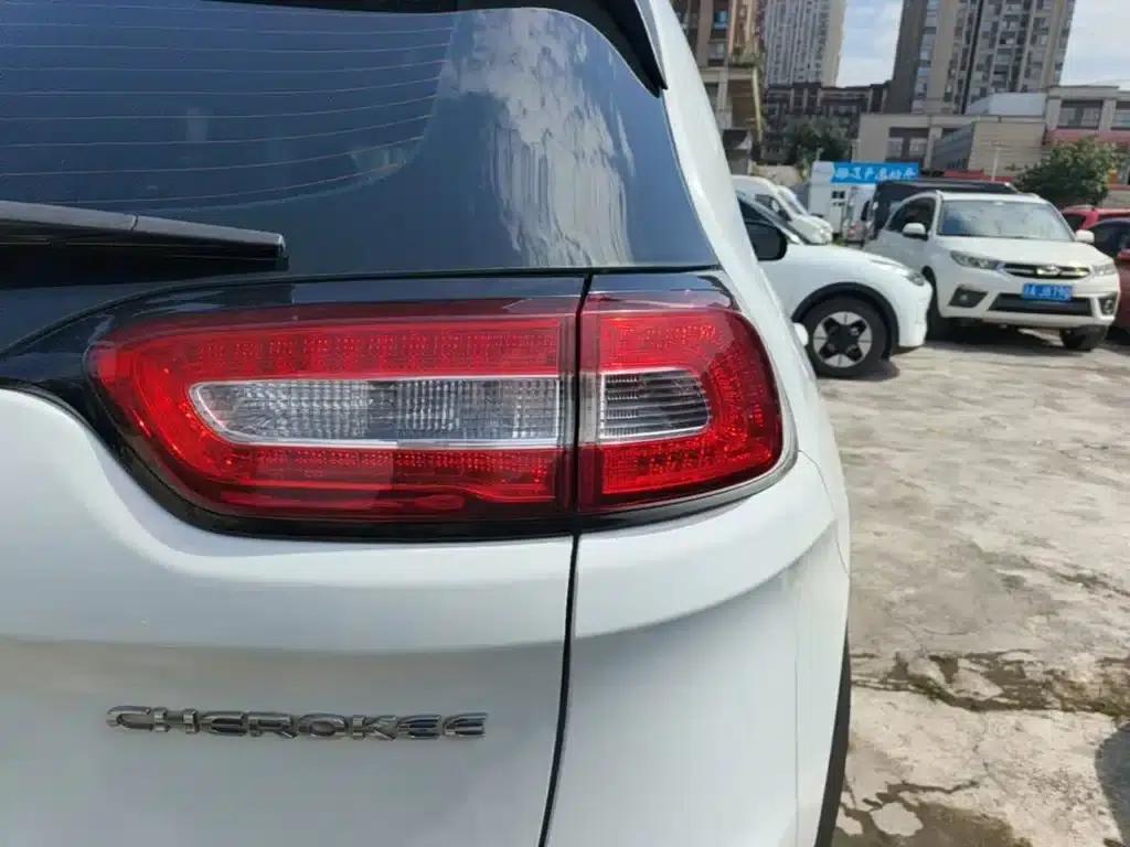 Jeep Cherokee 2016 2.0L Smart Edition — миниатюра 8