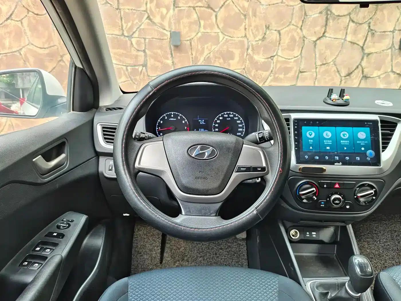2016 Hyundai Verna 1.4L Manual GLS Cool Edition — миниатюра 12