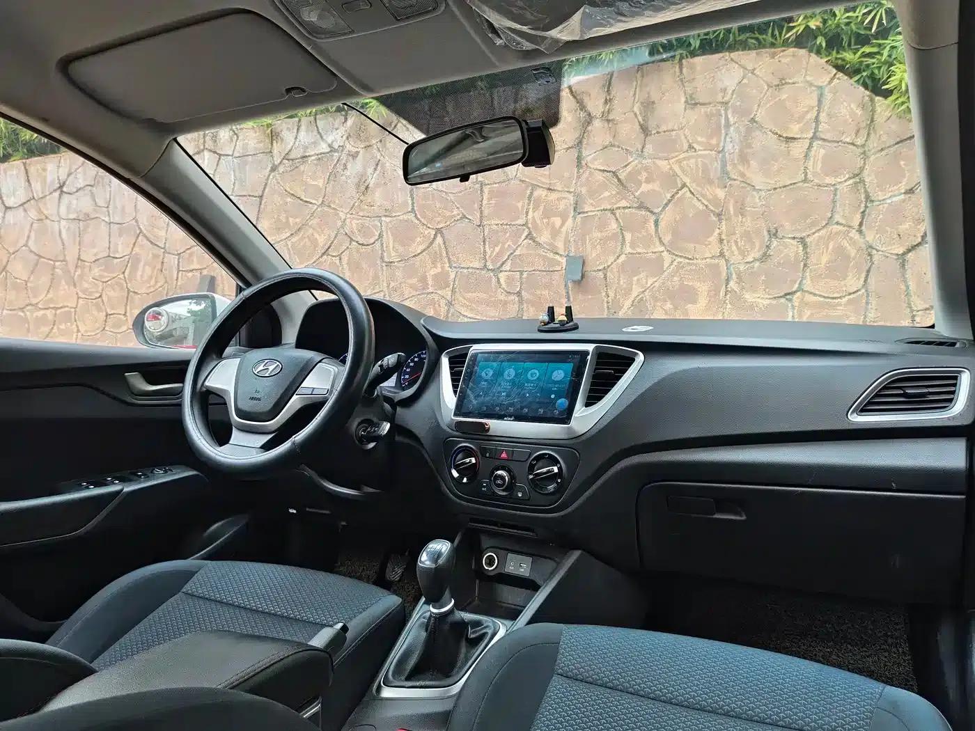 2016 Hyundai Verna 1.4L Manual GLS Cool Edition — миниатюра 17