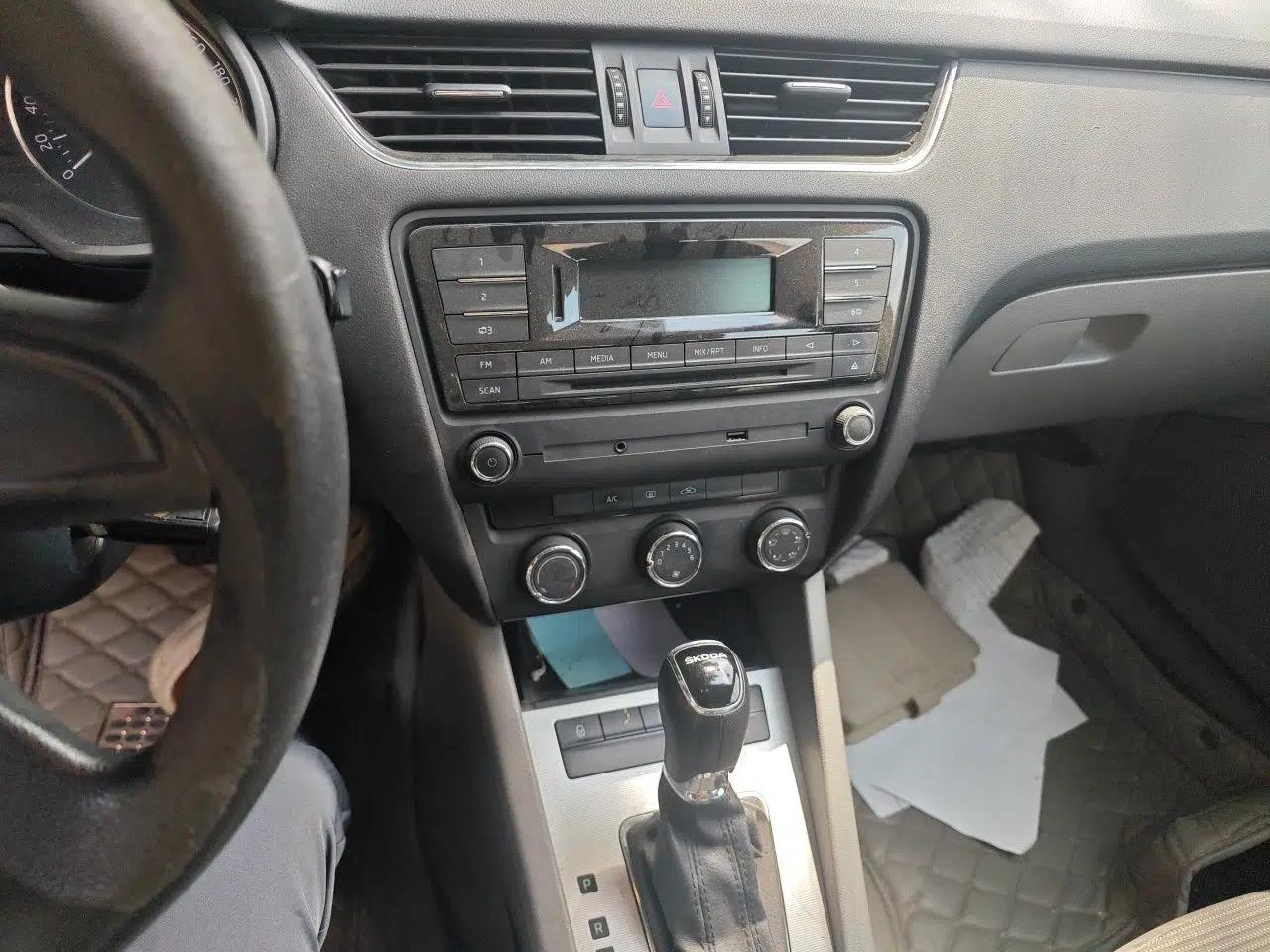 Skoda Octavia 2015 1.6L Automatic Yijie Edition — миниатюра 13