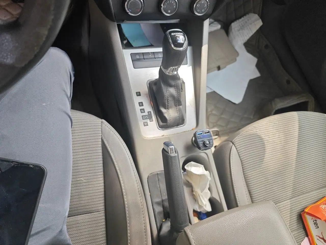 Skoda Octavia 2015 1.6L Automatic Yijie Edition — миниатюра 14