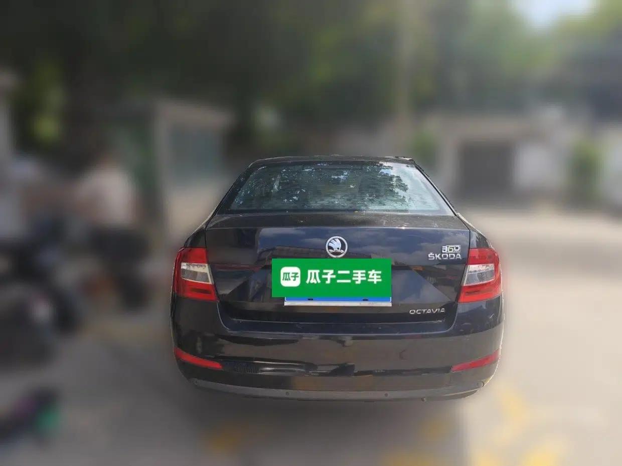 Skoda Octavia 2015 1.6L Automatic Yijie Edition — миниатюра 5