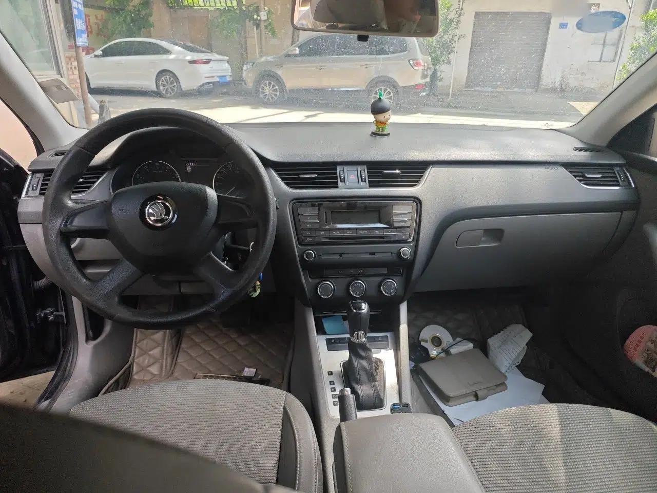 Skoda Octavia 2015 1.6L Automatic Yijie Edition — миниатюра 9