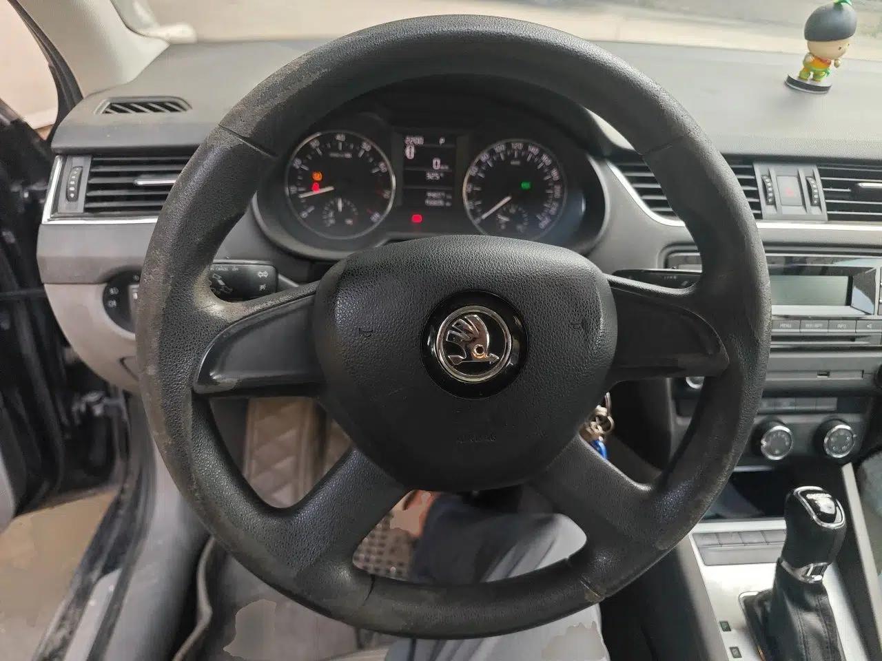 Skoda Octavia 2015 1.6L Automatic Yijie Edition — миниатюра 10