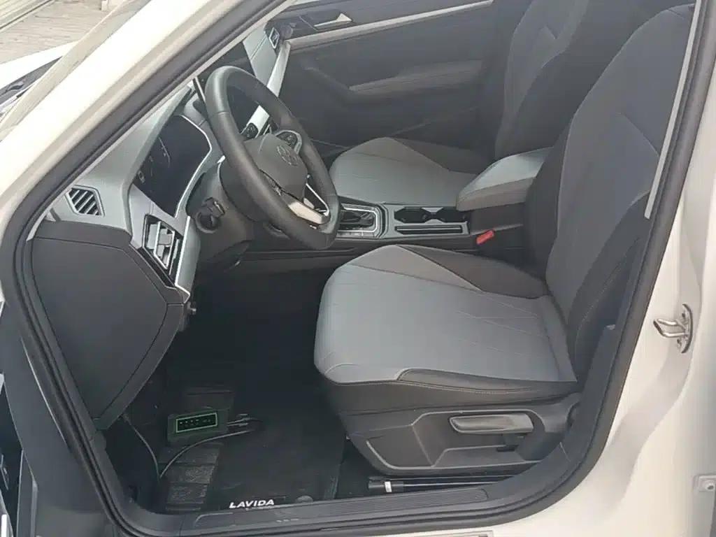 2023 Volkswagen Lavida Facelift 1.5L Automatic Five Million Edition — миниатюра 15