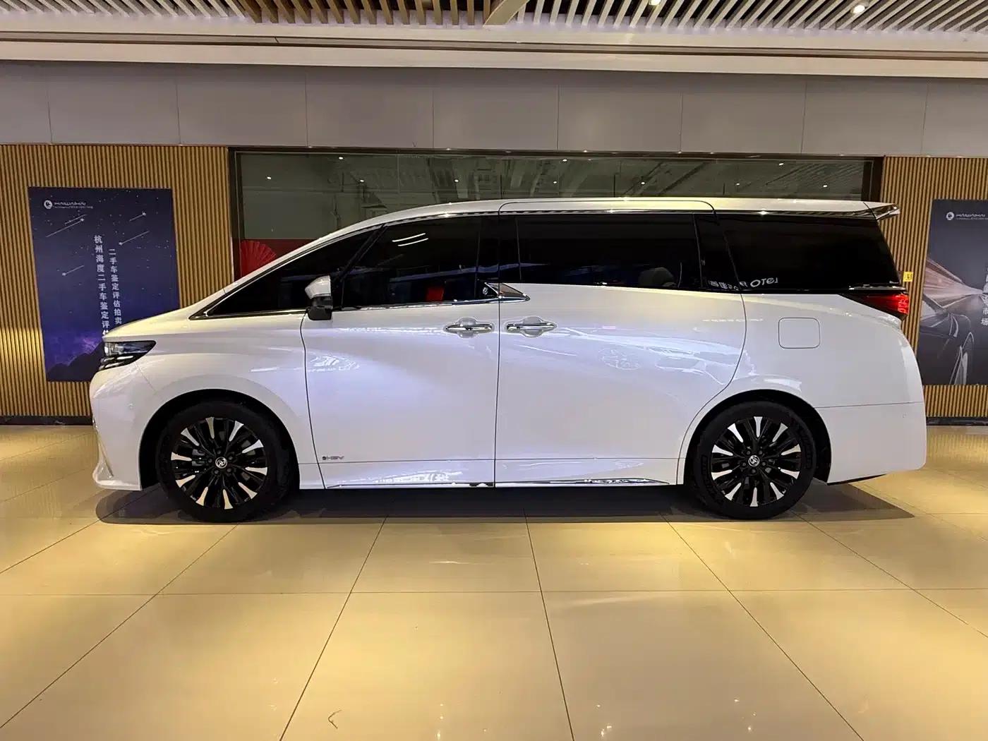 2024 Alphard Hybrid 2.5L Premium Edition — миниатюра 3
