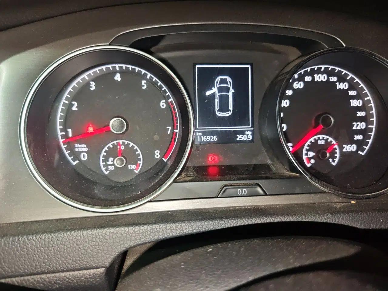 Volkswagen Golf 2015 1.6L Automatic Comfort Model — миниатюра 12