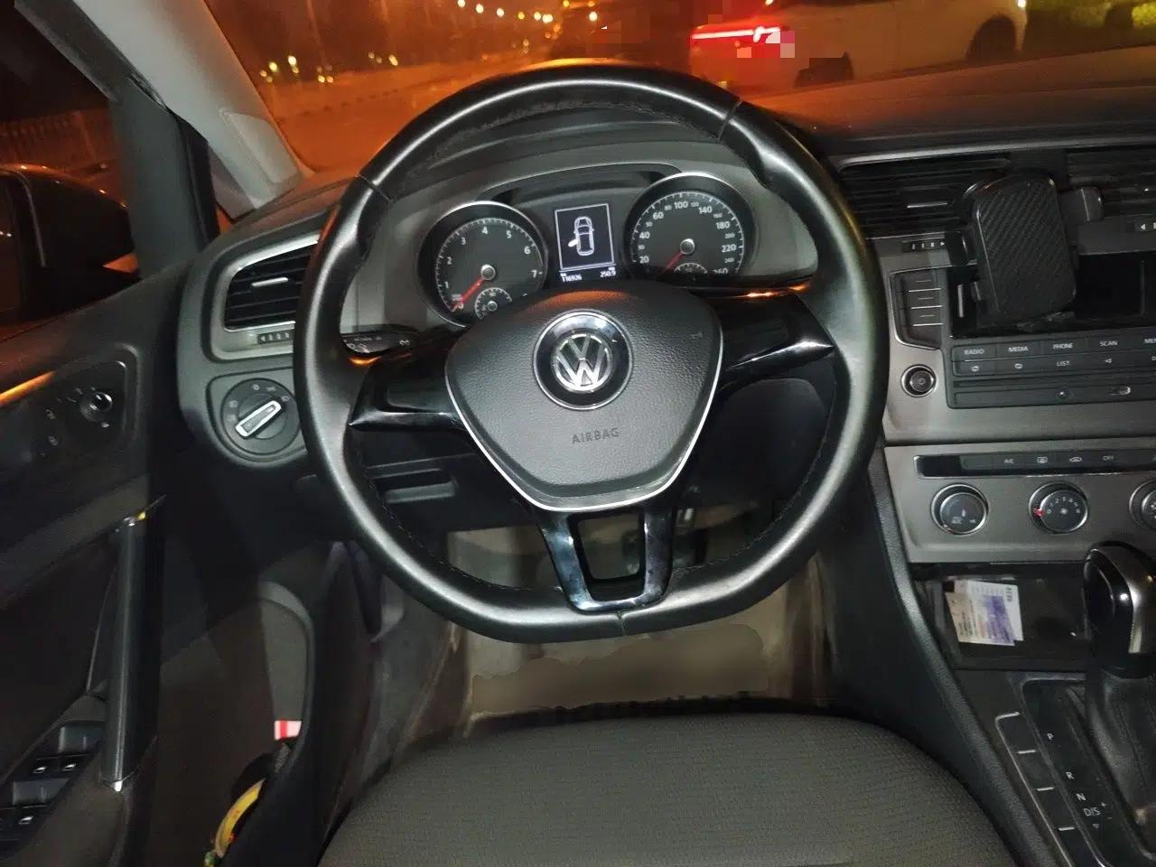 Volkswagen Golf 2015 1.6L Automatic Comfort Model — миниатюра 10