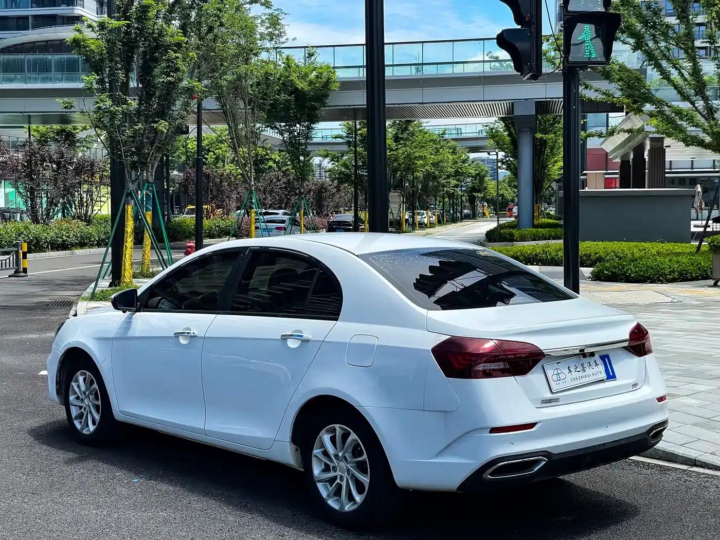 Geely Emgrand 2021 UP 1.5L CVT Navigator Edition — миниатюра 3