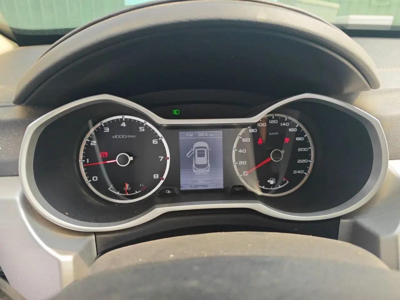 Geely Auto Emgrand X7 Sport 2016 2.0L Manual ZhiShang Version — миниатюра 11