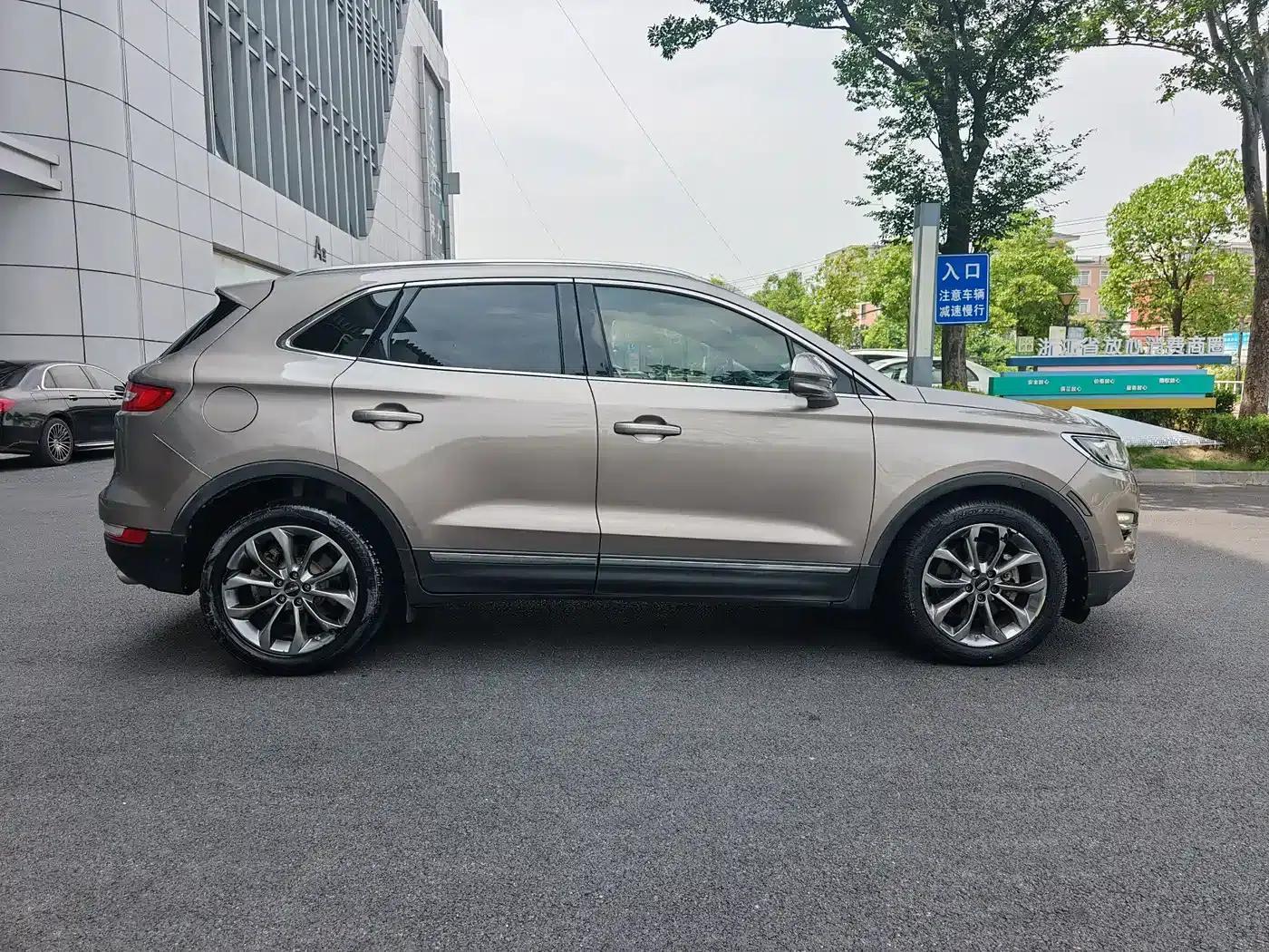 Lincoln MKC 2018 2.0T 2WD Premium Edition — миниатюра 4