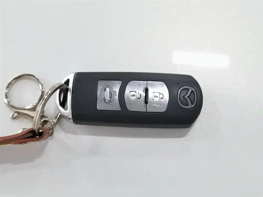Mazda3 Axela 2016 Sedan 1.5L Manual Deluxe — миниатюра 19