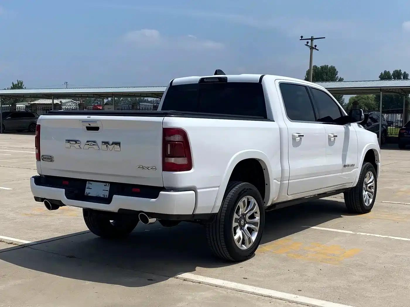 RAM Trucks 2022 5.7L Automatic — миниатюра 4