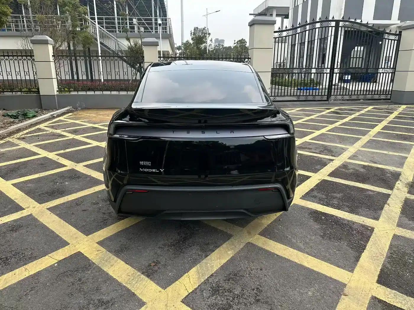 Model Y 2025 Rear-Wheel Drive — миниатюра 3