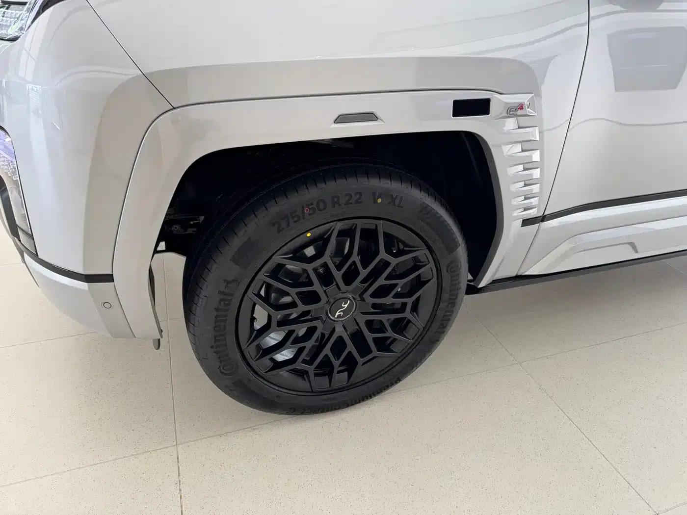 Looking up at the 2026 U8 Luxury Edition — миниатюра 3