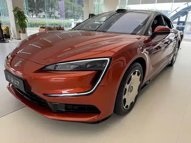 Looking up at the 2026 U7 PHEV five-seater luxury edition