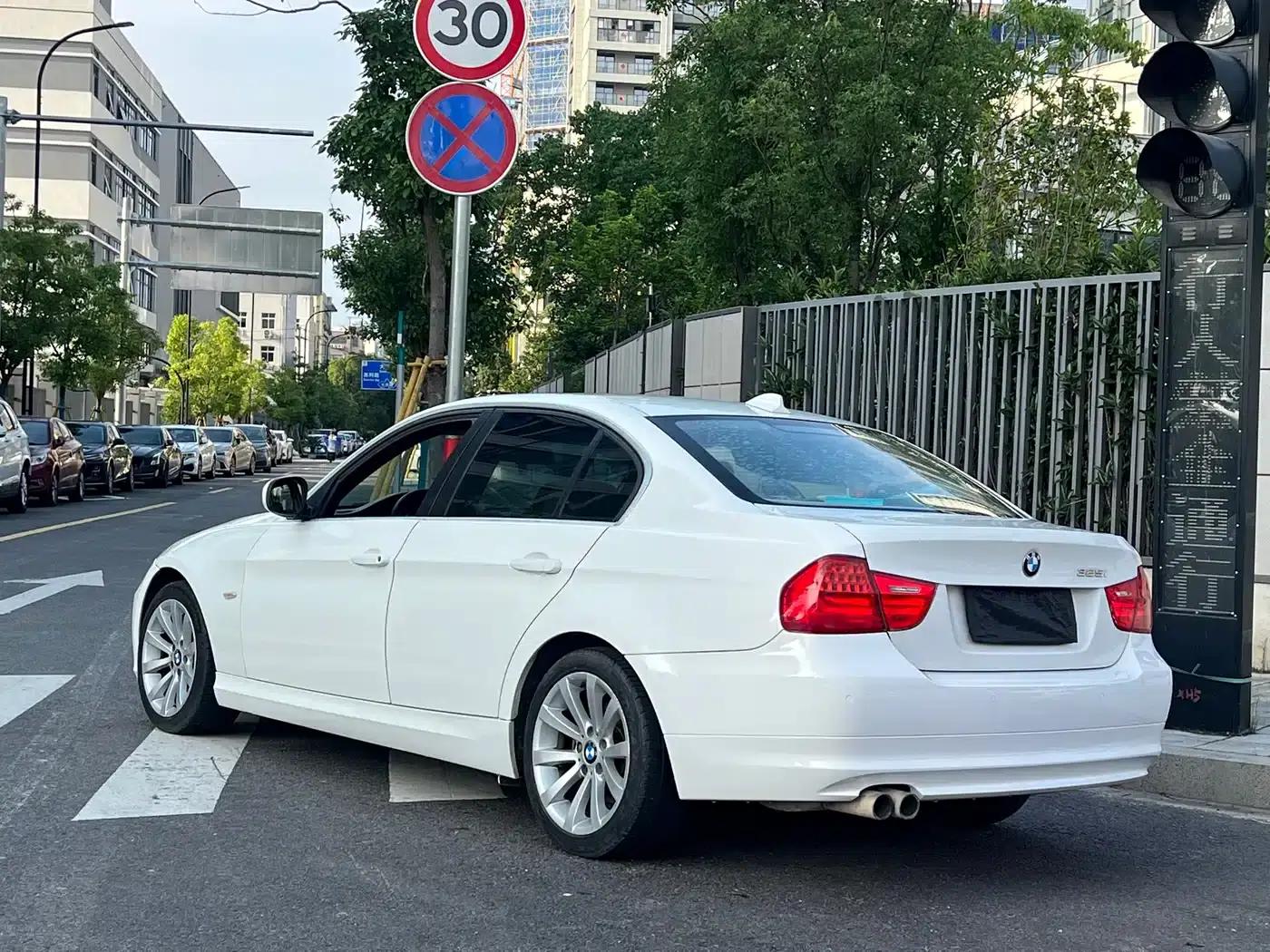 BMW 3 Series (Imported) 2010 325i Luxury — миниатюра 4