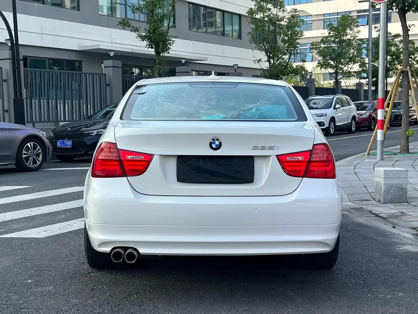 BMW 3 Series (Imported) 2010 325i Luxury — миниатюра 5