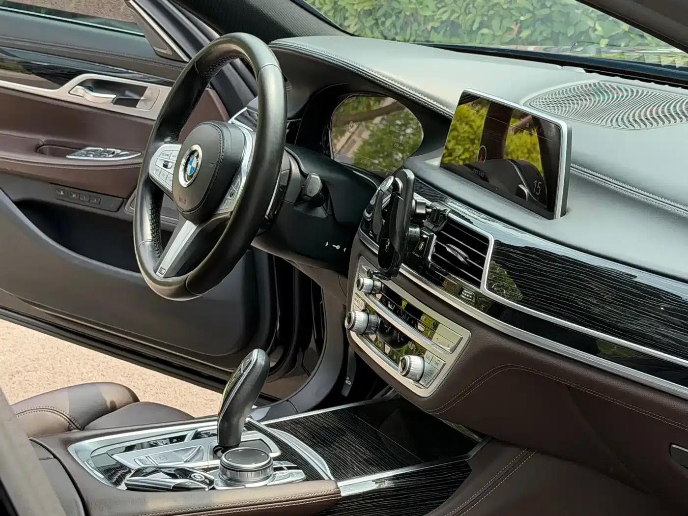 2021 BMW 7 Series 730Li M Sport Package — миниатюра 11