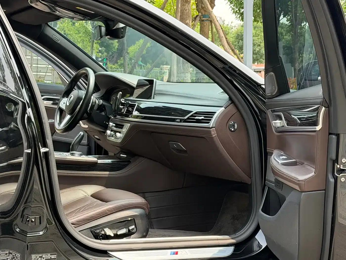 2021 BMW 7 Series 730Li M Sport Package — миниатюра 10