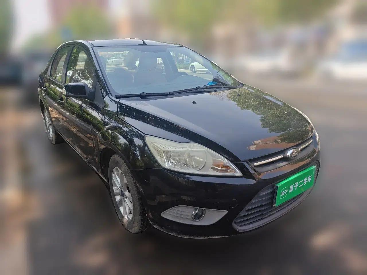 Ford Focus 2013 Sedan Classic 1.8L Manual Base Model — миниатюра 3