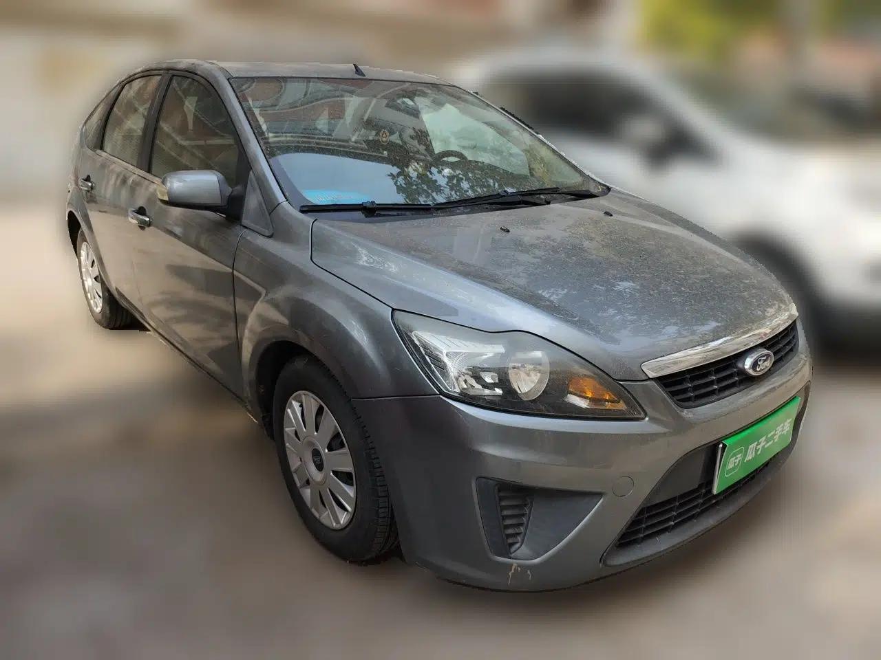 Ford Focus 2012 Hatchback Classic 1.8L Automatic Base Model — миниатюра 3