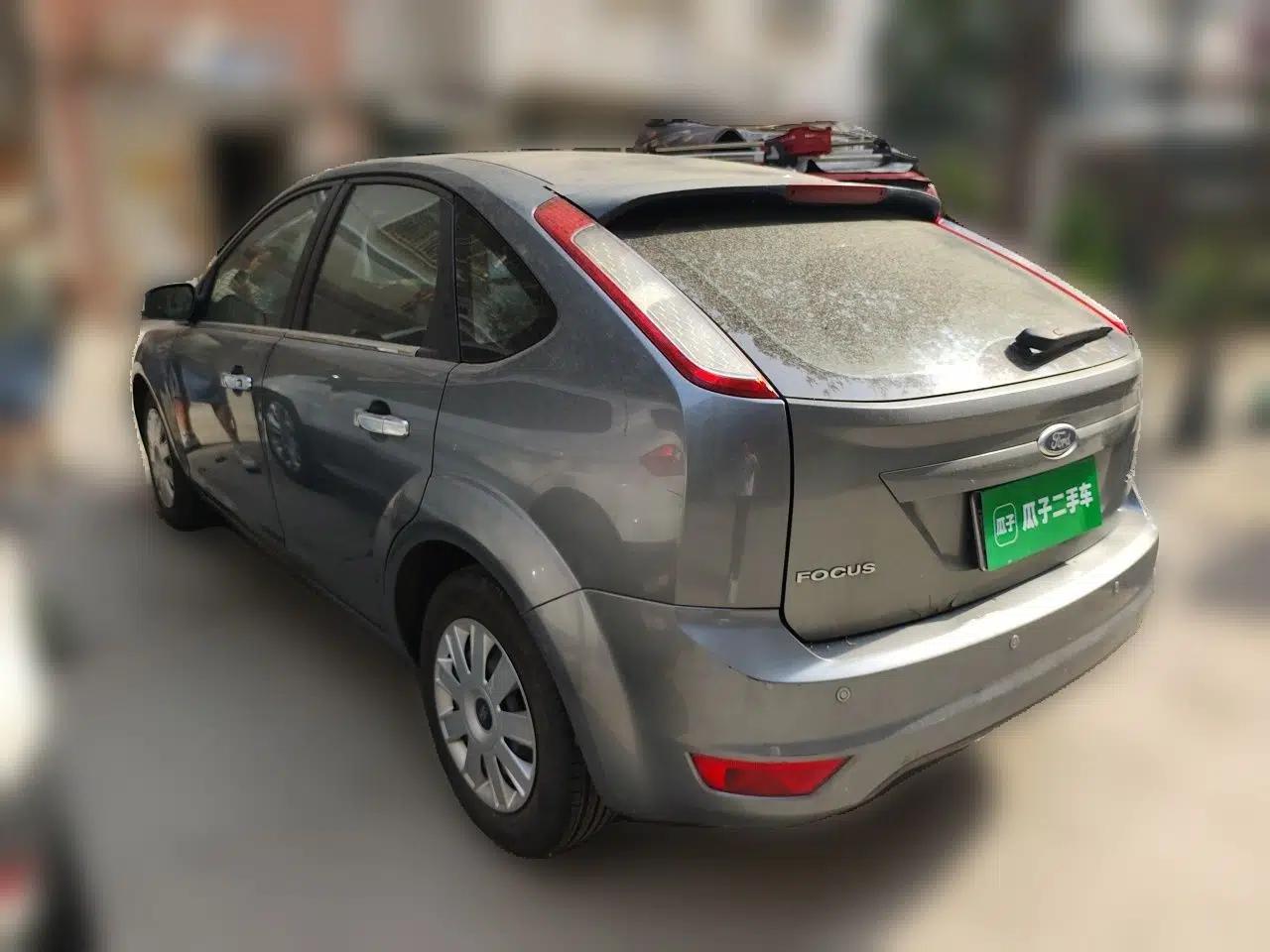 Ford Focus 2012 Hatchback Classic 1.8L Automatic Base Model — миниатюра 4