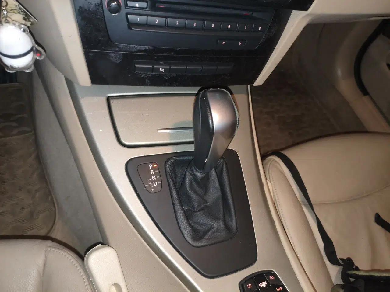 BMW 3 Series 2011 320i Luxury Edition — миниатюра 14
