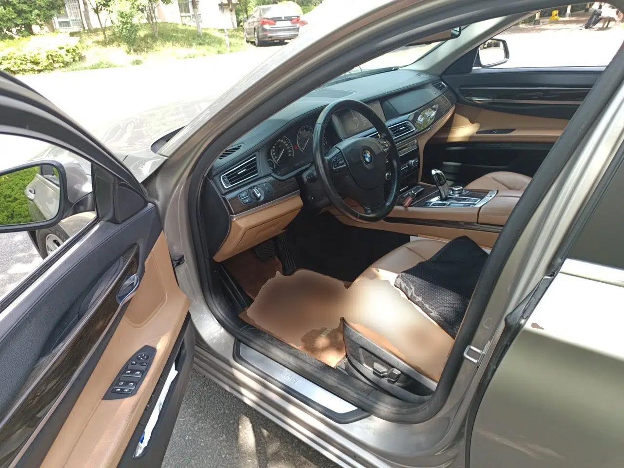 BMW 7 Series 2011 730Li Elegant Model — миниатюра 16