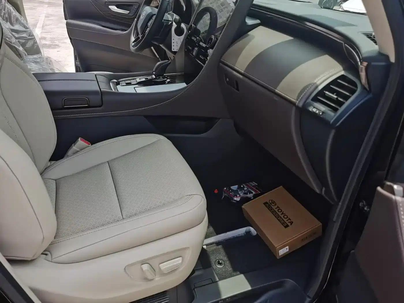 2025 Alphard Hybrid 2.5L Premium Gold Edition — миниатюра 4
