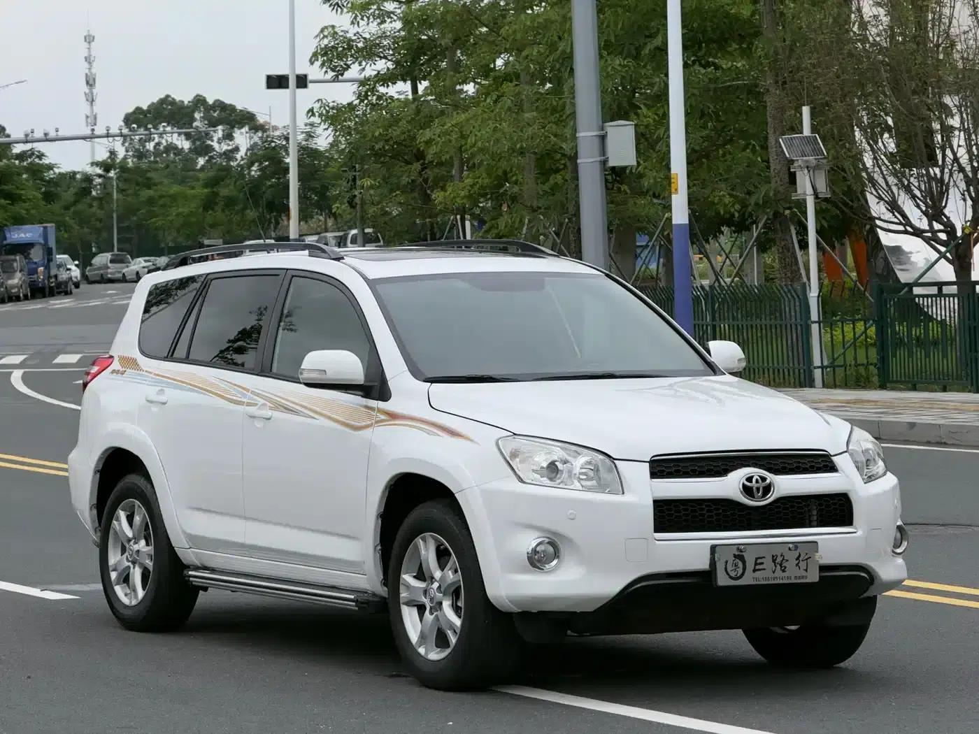 2011 RAV4 2.4L Automatic 4WD Premium Edition — миниатюра 3